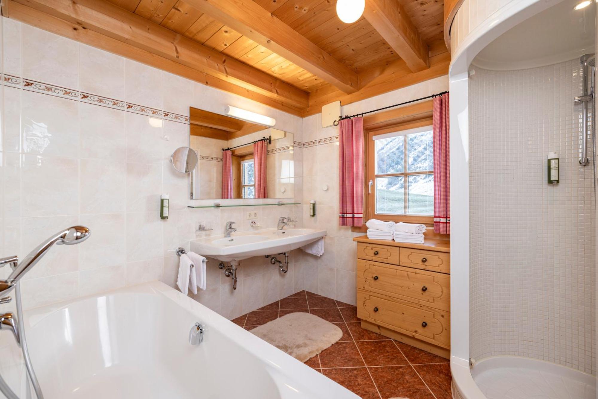 Family Lodge Maximilian トゥクス エクステリア 写真